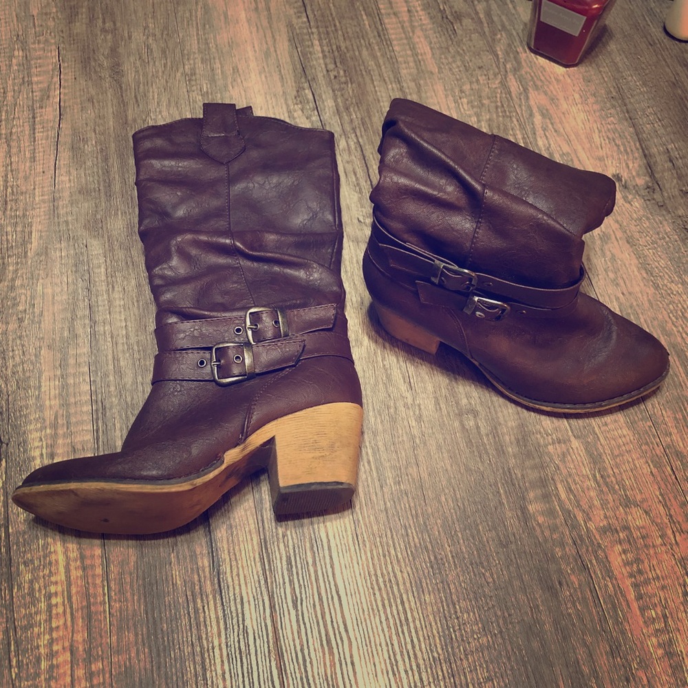 Heeled brown boots with gold clasps